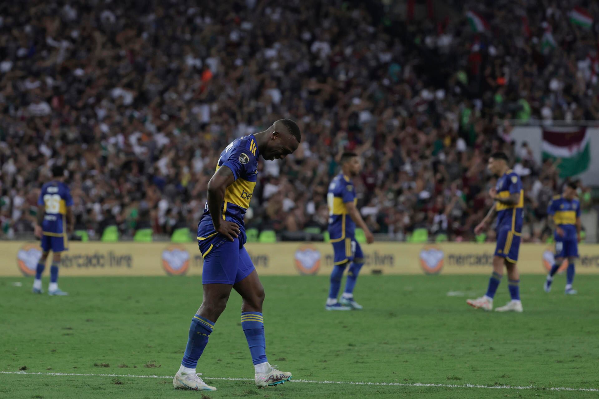 AME4086. RÍO DE JANEIRO (BRASIL), 04/11/2023.- Luis Advíncula de  Boca se lamenta hoy, en un partido de la final de la Copa Libertadores entre  Boca Juniors y Fluminense en el estadio de Maracaná, en Rio de Janeiro (Brasil). EFE/ Antonio Lacerda
