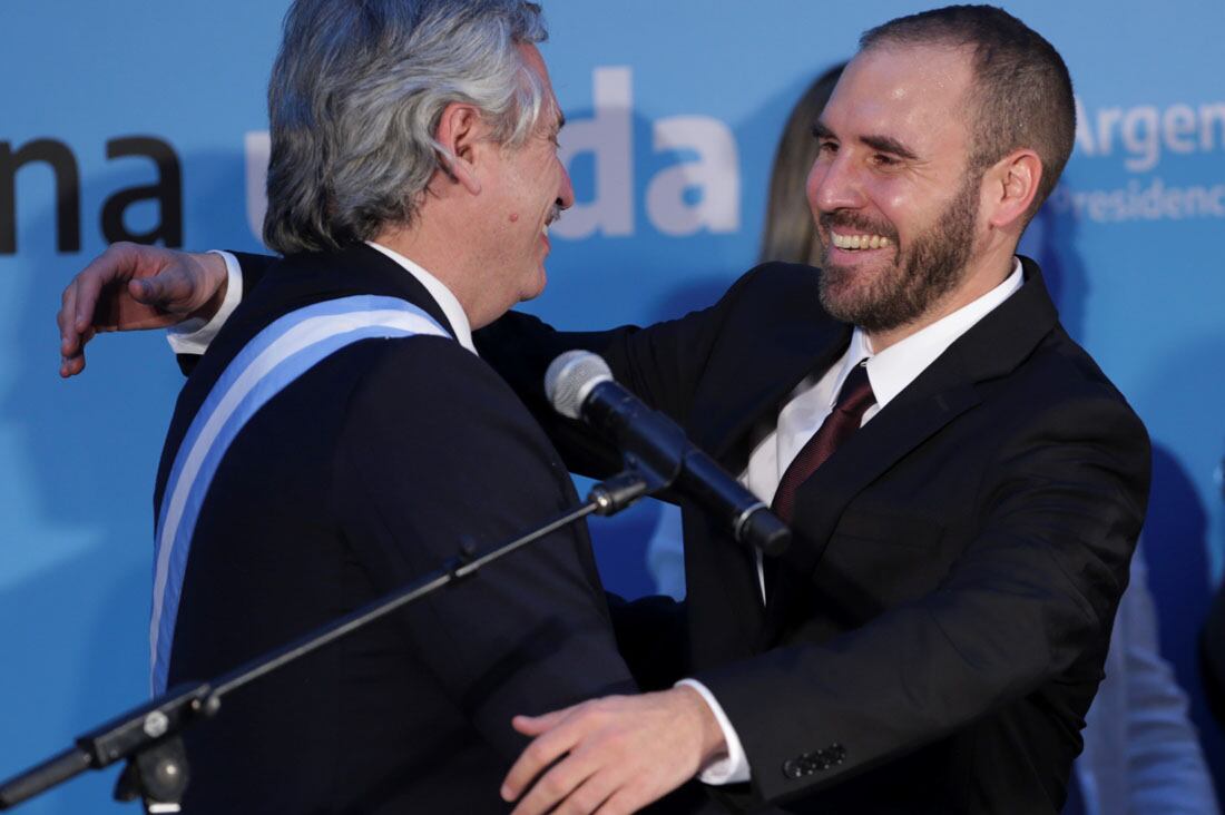 Alberto Fernández, cuando le tomó juramento a Martín Guzmán como ministro de Economía, el 10 de diciembre de 2019. (La Voz)