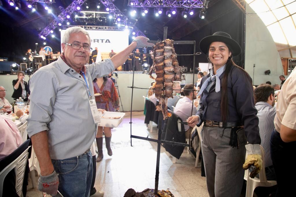 Yanela Fernández, la primera asadora en la Fiesta de la Ganadería.