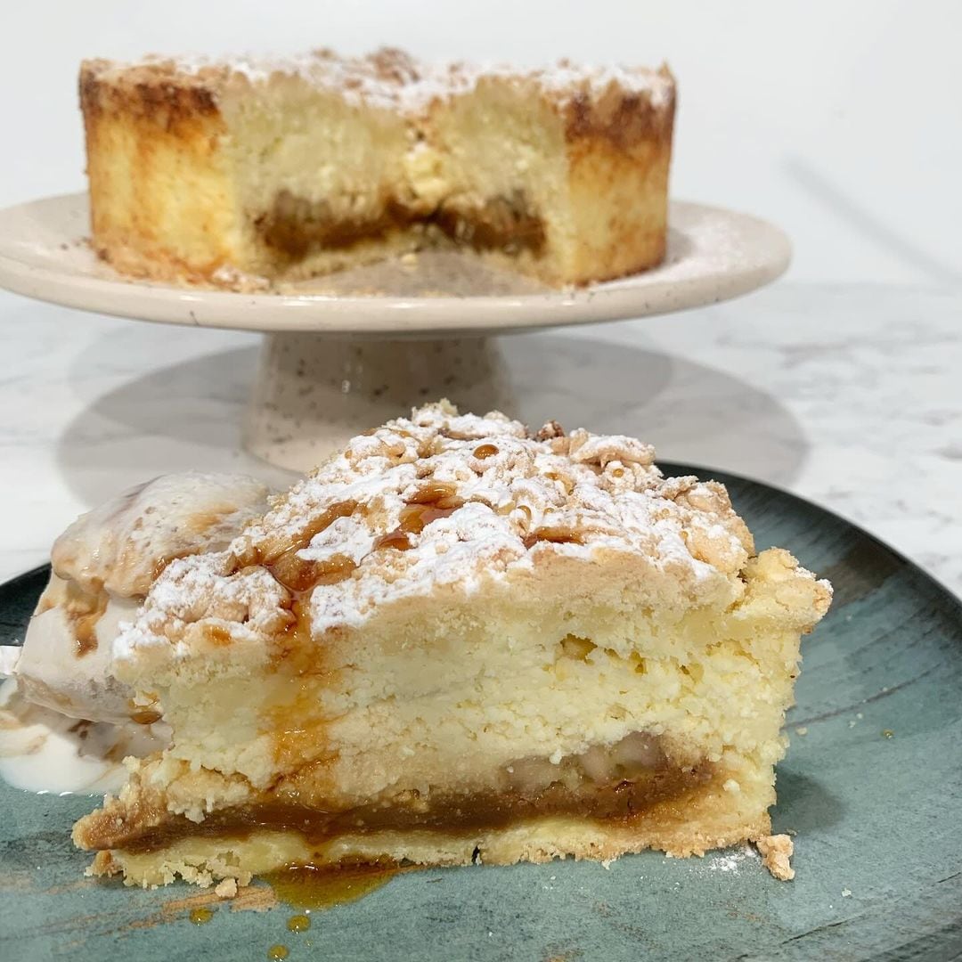 Torta de ricota con dulce de leche y banana. Foto @valuramallo.