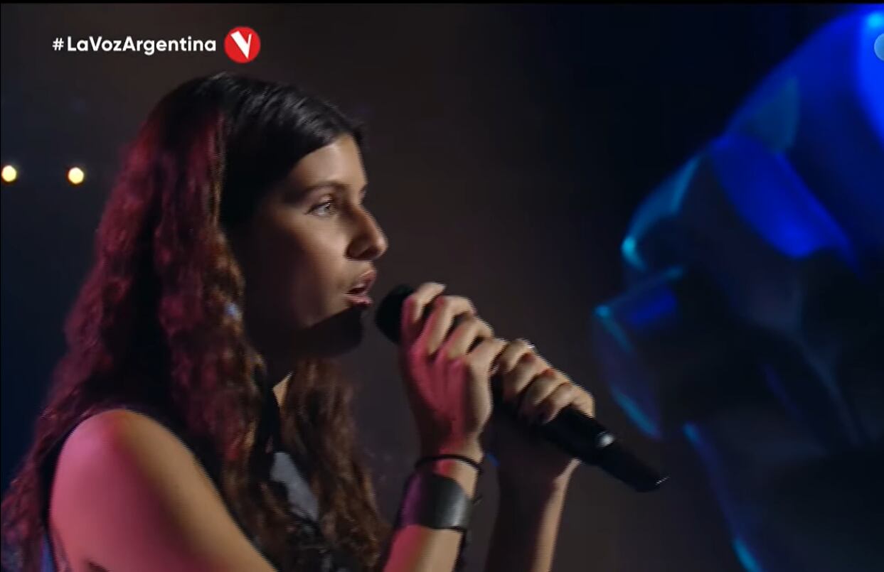 Azul Masjuan cantando en "La Voz Argentina".