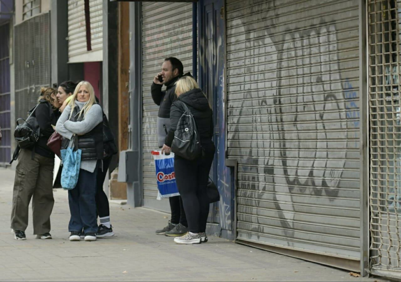 Cierran comercios del Centro por temor a intentos de saqueo e incidentes (Orlando Pelichotti / Los Andes)