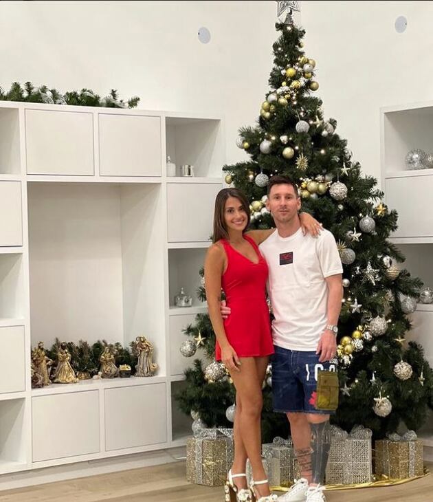 Antonela Rocuzzo y Lio Messi en Navidad