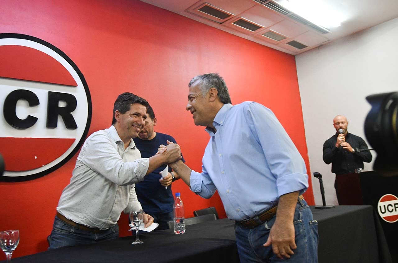 En el comité UCR de Mendoza,asumieron las nuevas autoridades.
Alfredo Cornejo Gobernador de Mendozaestuvo en el acto Radical
Foto: José Gutierrez / Los Andes 