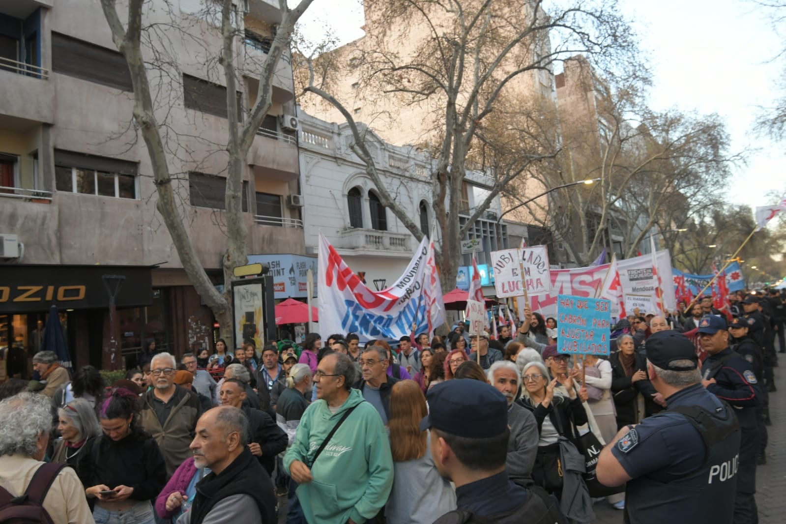 Protestas de agrupaciones sociales y partidos de izquierda contra el presidente Javier Milei en las afueras del hotel en Mendoza donde se desarrolla la 45° Convención Anual del IAEF. Foto: Marcelo Rolland / Los Andes