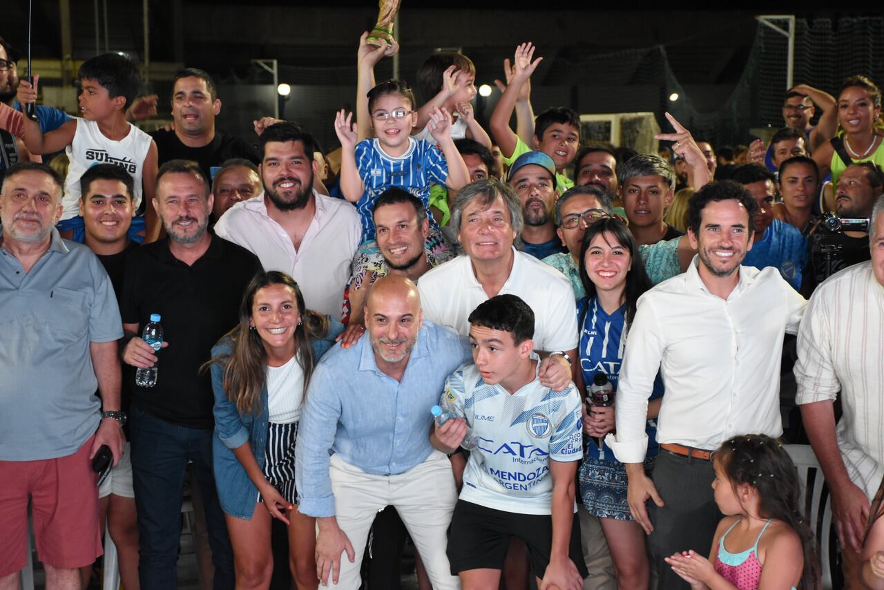 Godoy Cruz presentó el proyecto Gambarte, bajo el lema volver a casa.
Autoridades del club junto a los socios 
Foto: Mariana Villa / Los Andes 