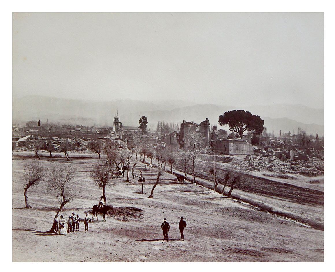 Fotografía tomada desde el Matadero, vista de la Plaza Mayor (Actual Pedro del Castillo), donde se nota en el segundo plano, el Convento de San Francisco y al Fondo el Convento de Santo Domingo que se levantaba entre las ruinas de la antigua Mendoza.