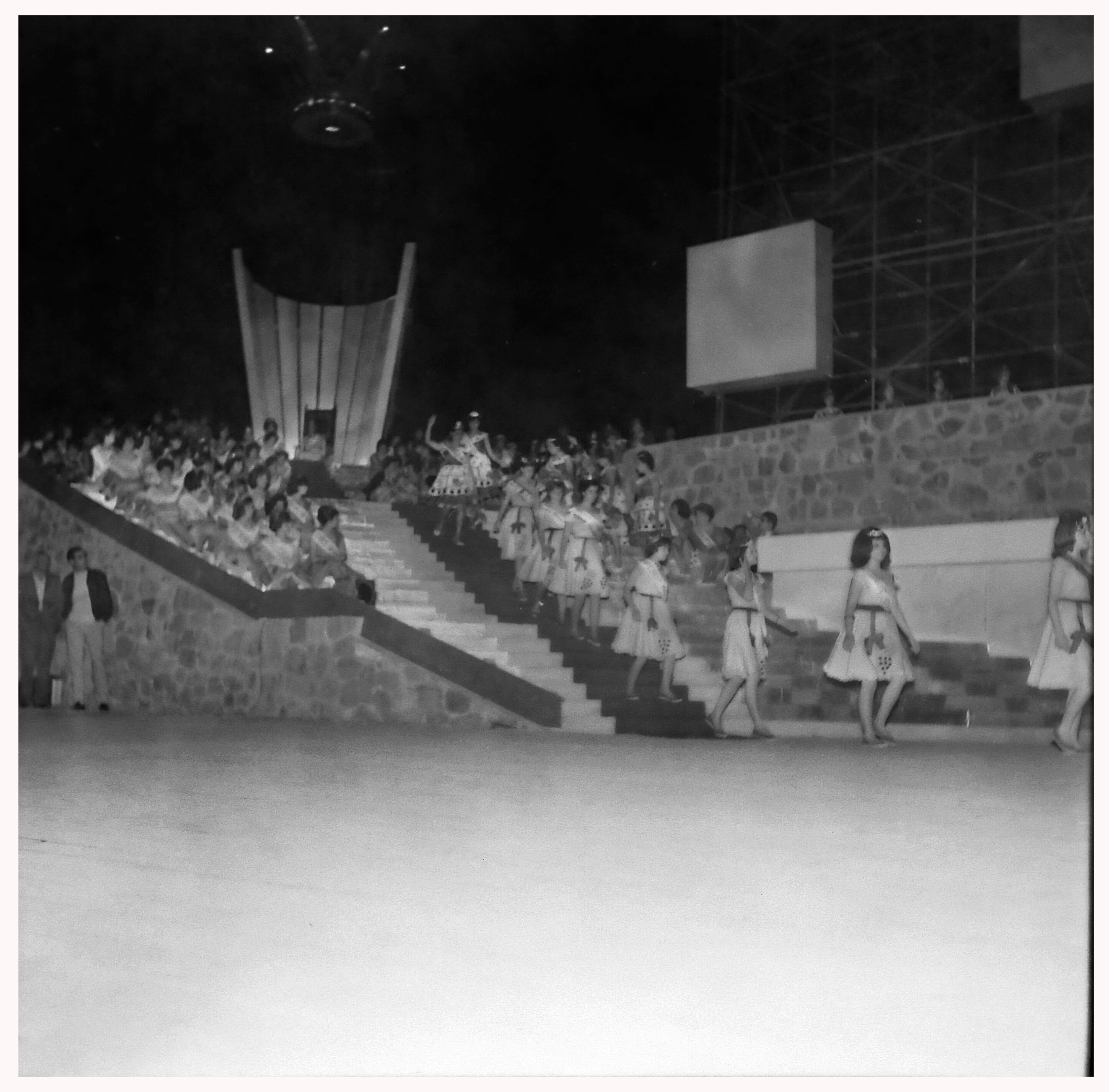 Nótese en el segundo nivel el enorme cetro vendimial. 
Fotografía inédita del Archivo General de la Provincia de Mendoza
