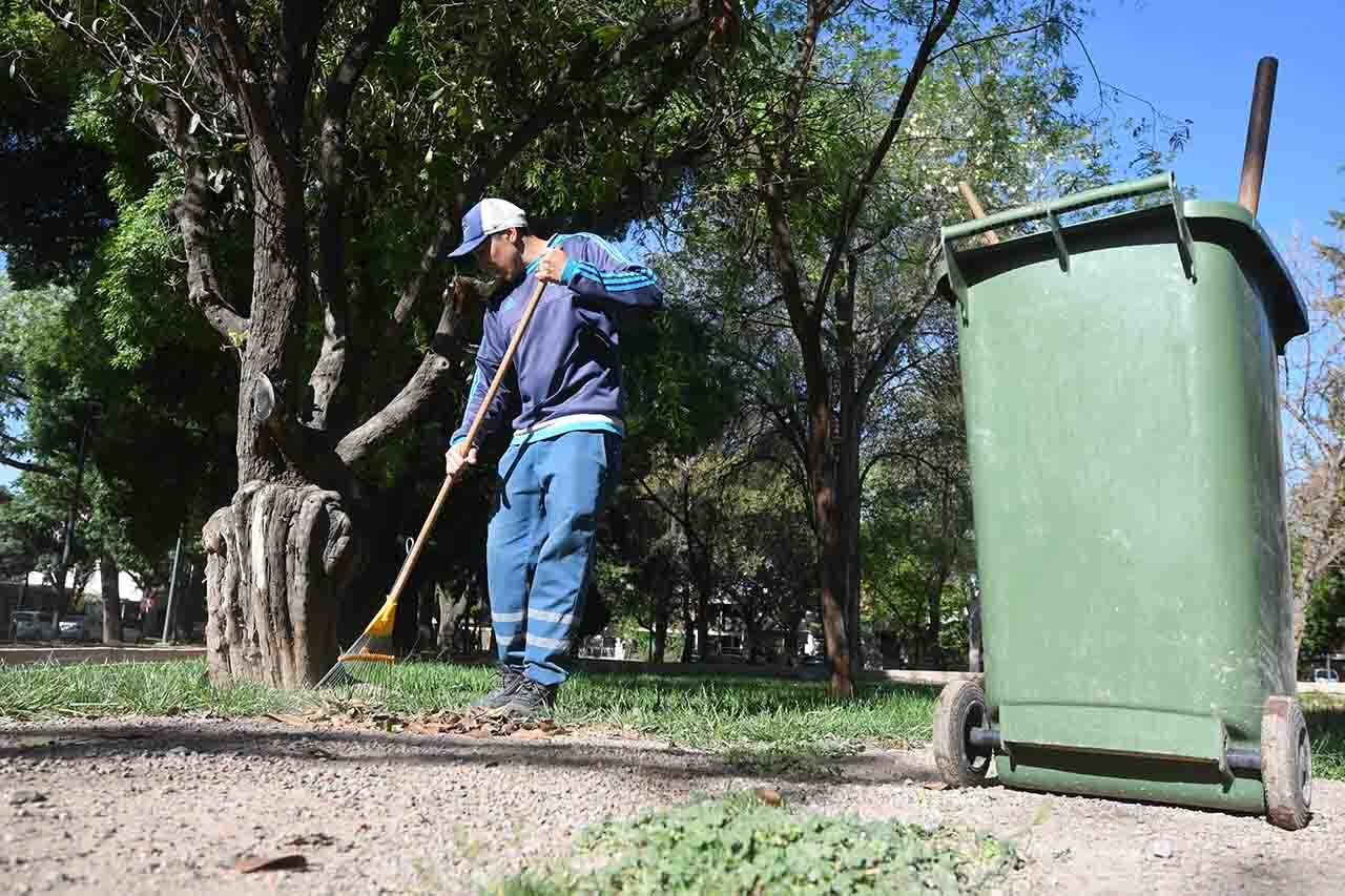 Sebastián trabaja en la plaza del barrio Bombal de Capital. | Foto: José Gutiérrez / Los Andes