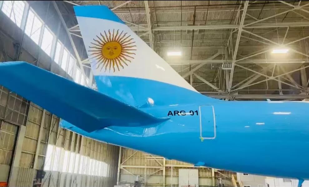 La cola del avión con el nombre de ARG 01.