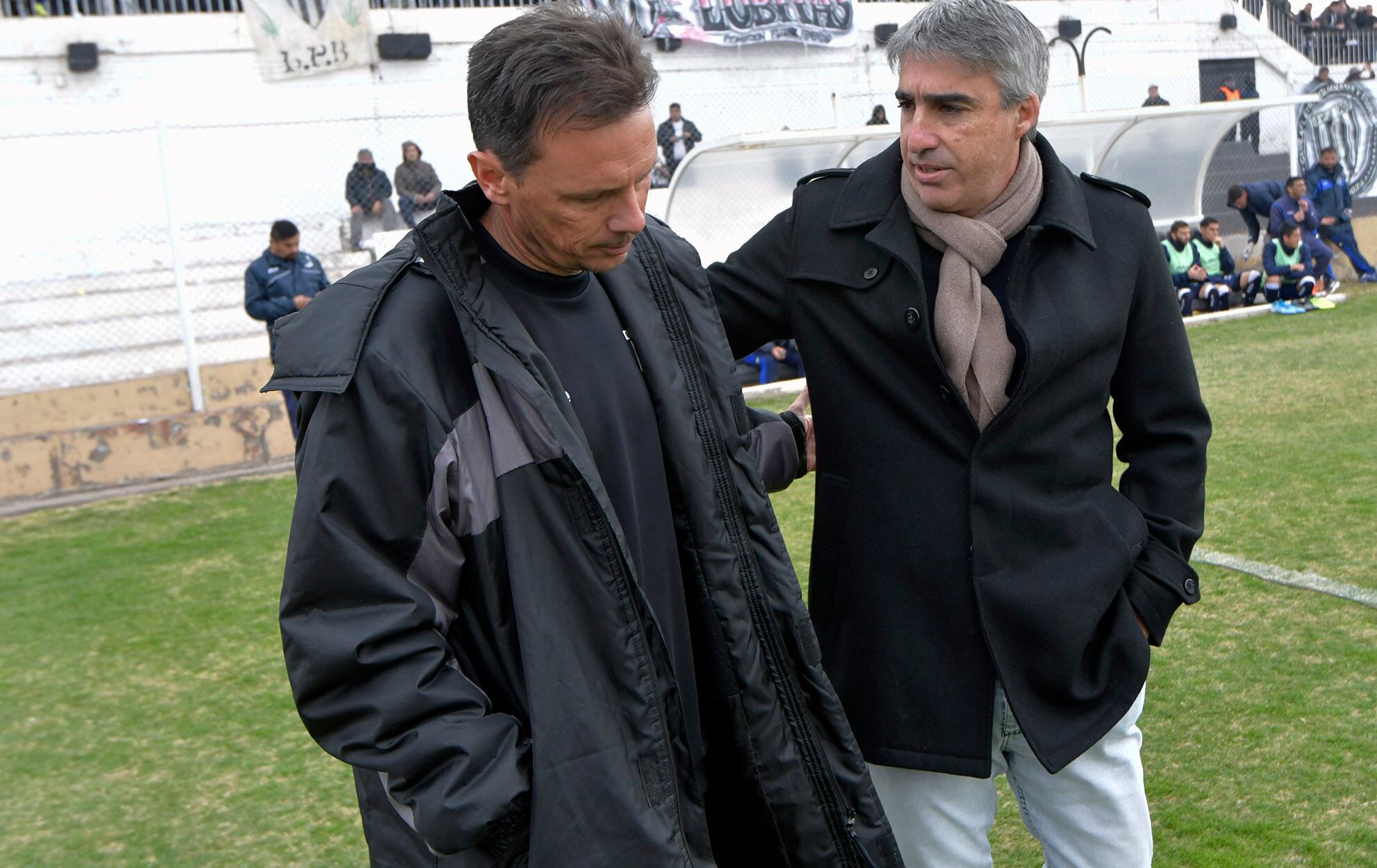 Luca Marcogiuseppe, DT de Gimnasia y Gabriel Gómez, entrenador de Independiente. / Orlando Pelichotti - Los Andes