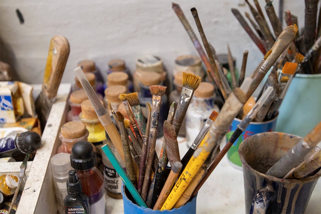 Pinceles y pinturas de Antonio Sarelli en su taller. 
Foto: Ignacio Blanco / Los Andes  