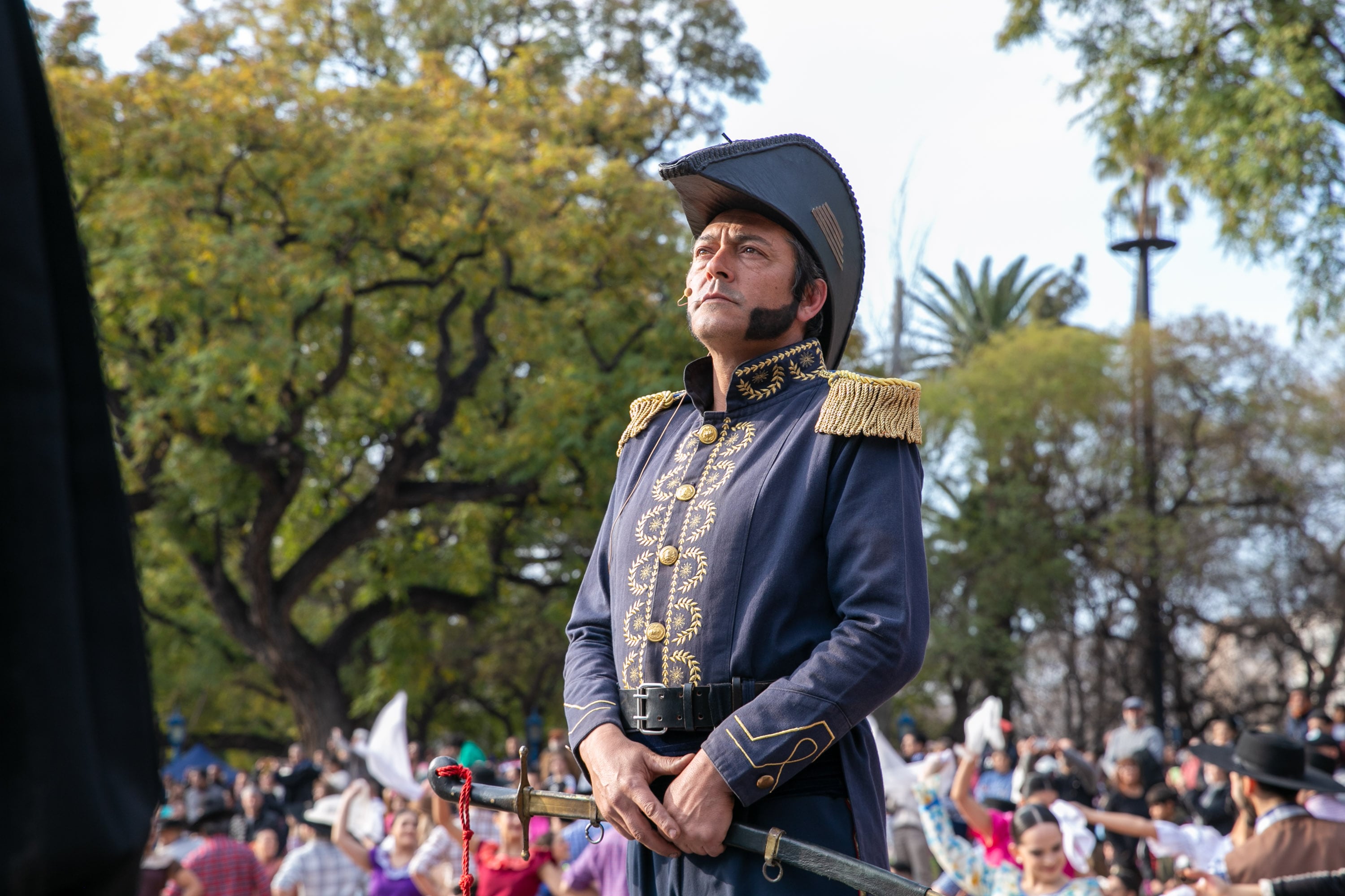 Una multitud homenajeó al General San Martín en la plaza Independencia