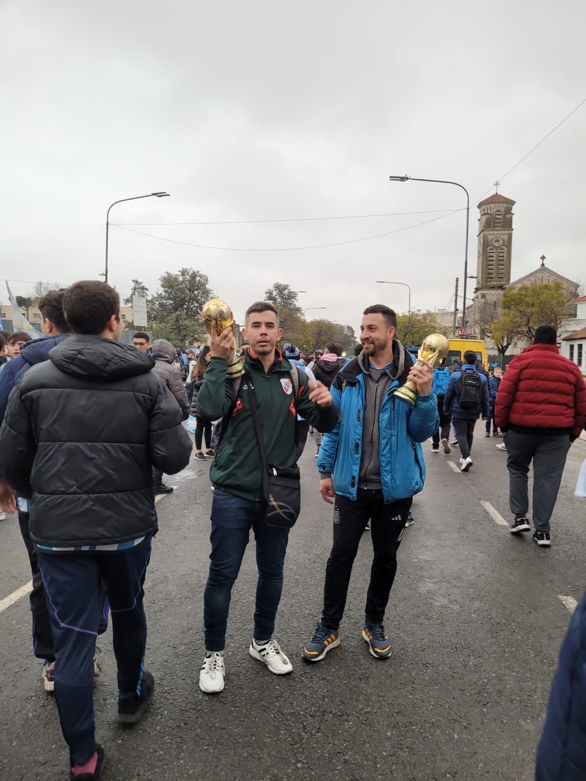 A voluntad. Hinchas argentinos pueden posar con una réplica de la Copa del Mundo, cotizada en 200 mil pesos. / Gentileza.