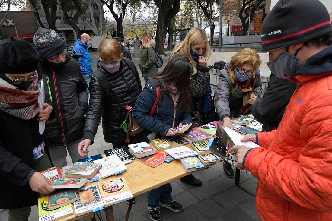 En la Biblioteca Popular General San martín se realizó una suelta de libros de diferentes autores para celebrar el día del Libro.