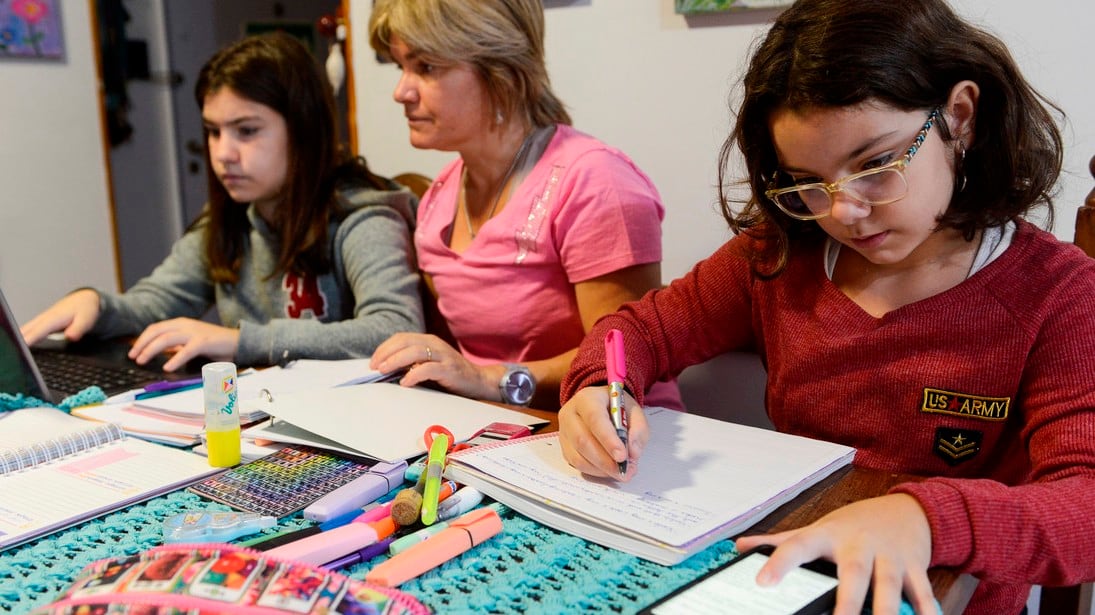 Educacion a distancia por la pandemia de coronavirus. Sandra con sus dos hijas estudiando. Foto: Andres D'Elia