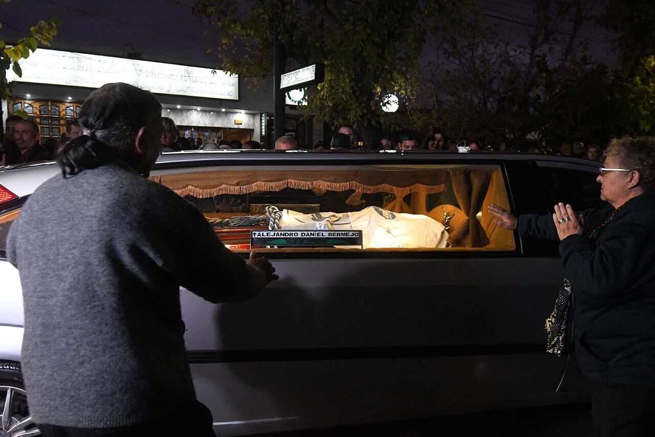 Una multitud de vecinos despidieron los restos del Diputado Provincial Alejandro Bermejo en el departamento de Maipú

Foto: José Gutierrez / Los Andes 