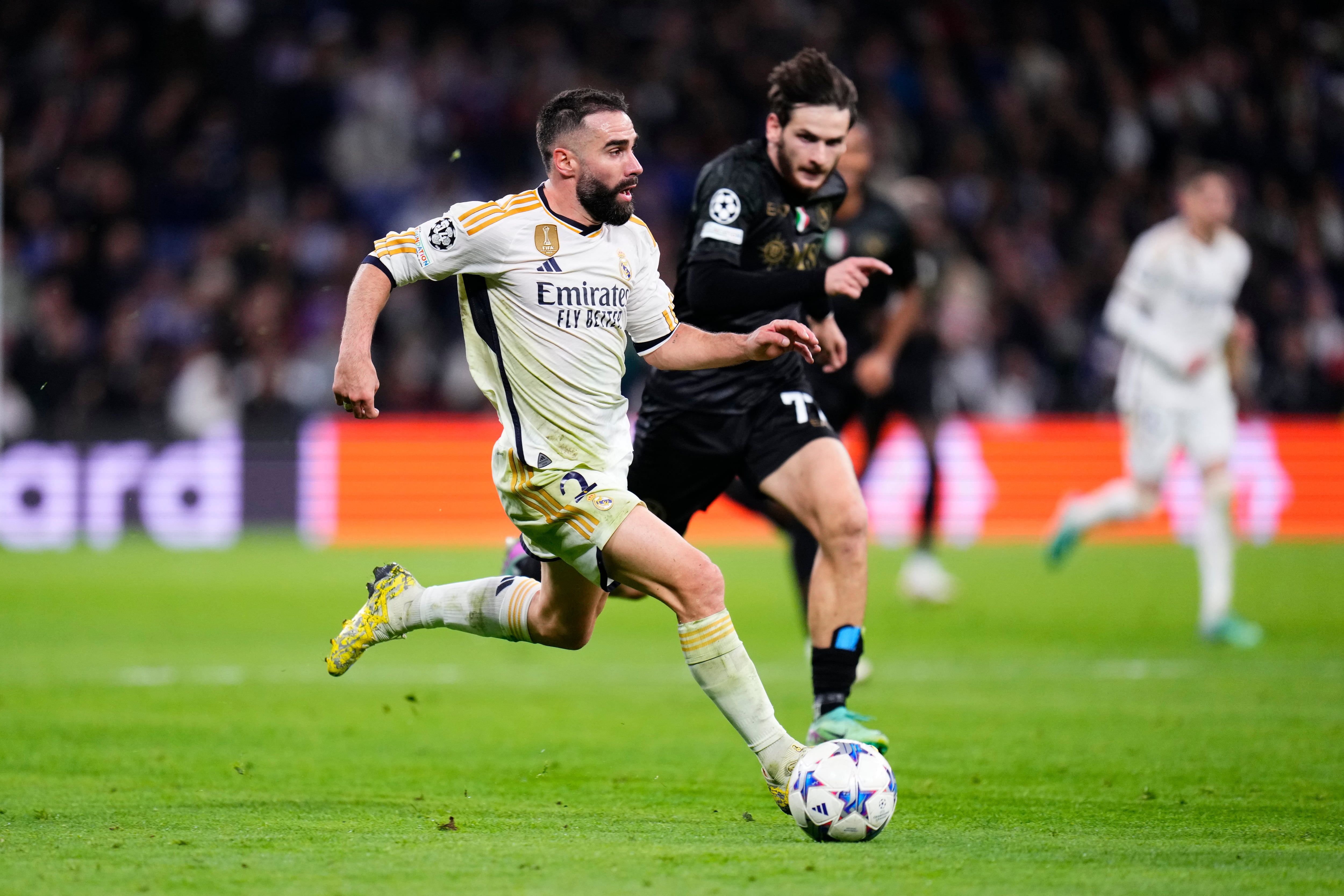 Dani Carvajal (izquierda) del Real Madrid disputa el balón con Khvicha Kvaratskhelia del Napoli durante el partido de la Liga de Campeones, el miércoles 29 de noviembre de 2023, en Madrid. (AP Foto/Manu Fernández)