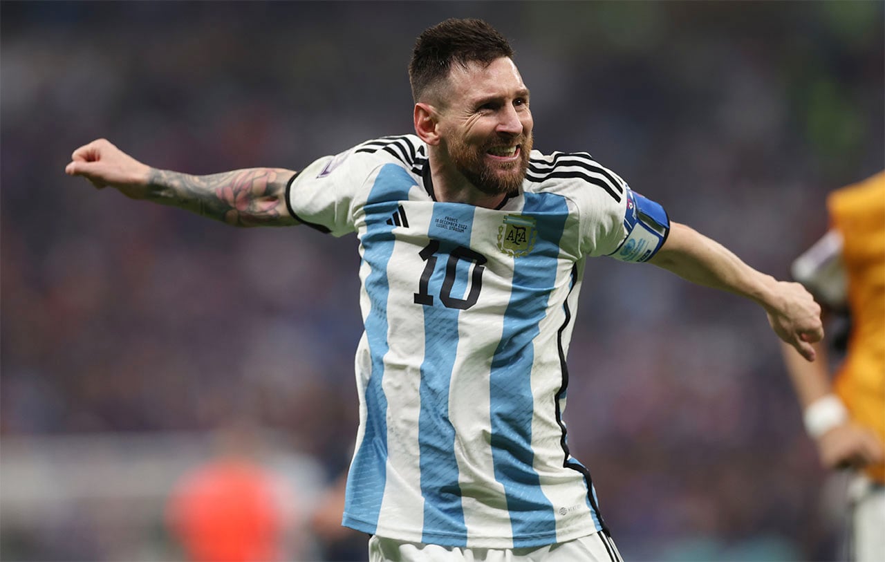 Lusail (Qatar), 18/12/2022.- Lionel Messi of Argentina celebrates after scoring the 3-2 during the FIFA World Cup 2022 Final between Argentina and France at Lusail stadium, Lusail, Qatar, 18 December 2022. (Mundial de Fútbol, Francia, Estados Unidos, Catar) EFE/EPA/Tolga Bozoglu
