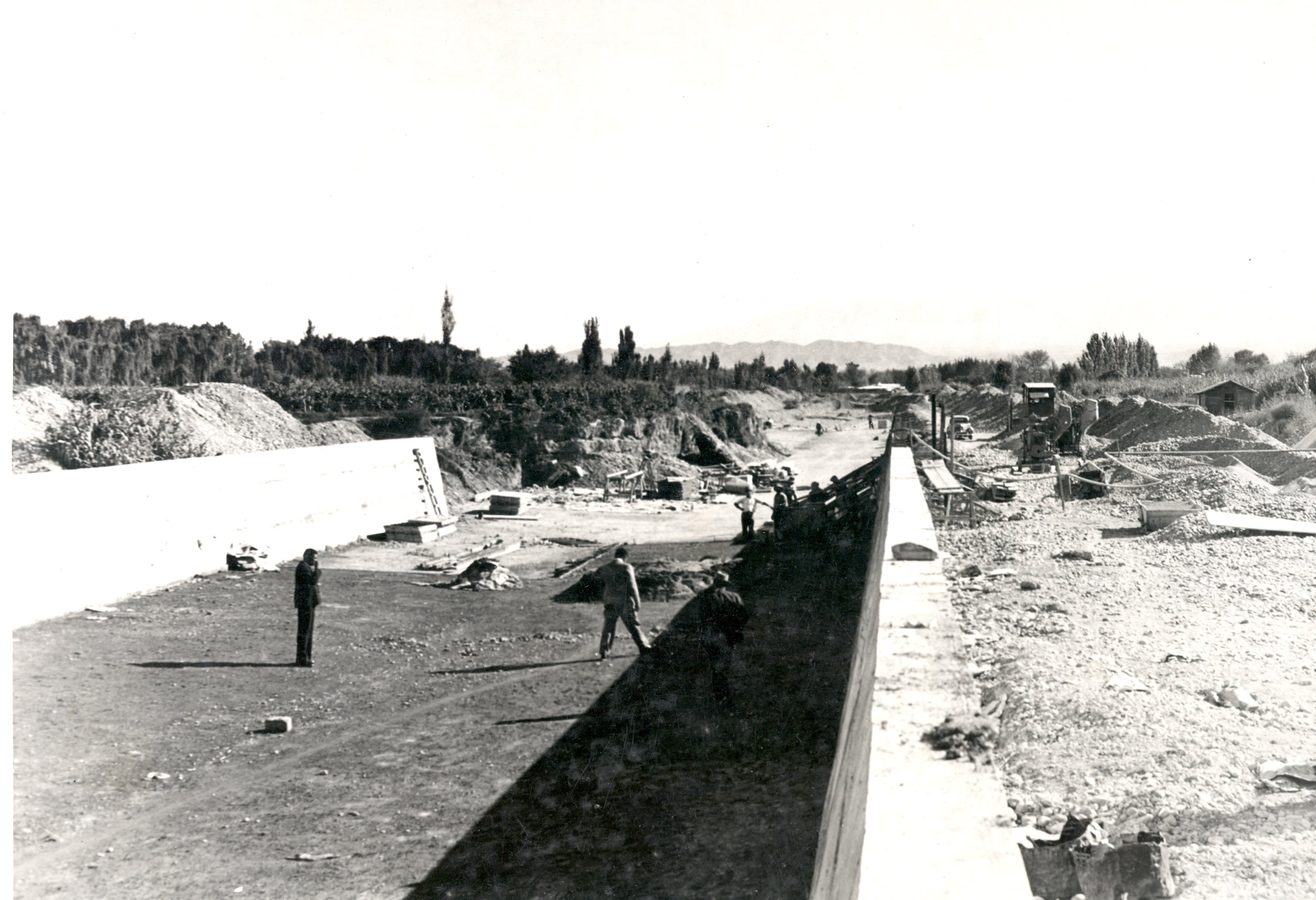 FOTO 7
Revestimiento de un tramo del canal Zanjón en la década del ‘40, actual Cacique Guaymallén.