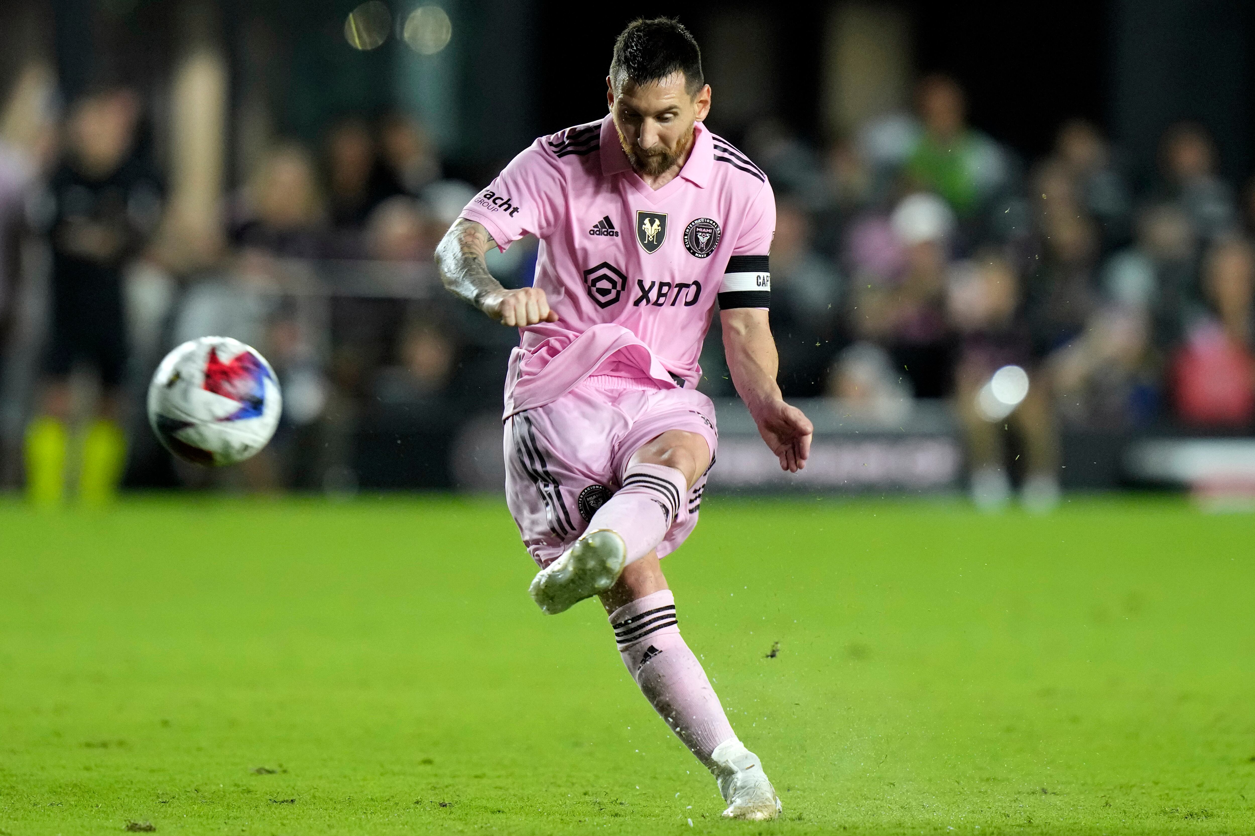 ARCHIVO - Lionel Messi, del Inter Miami, ejecuta un penal en un partido ante el New York City FC, el viernes 10 de noviembre de 2023 (AP  Foto/Lynne Sladky, archivo)