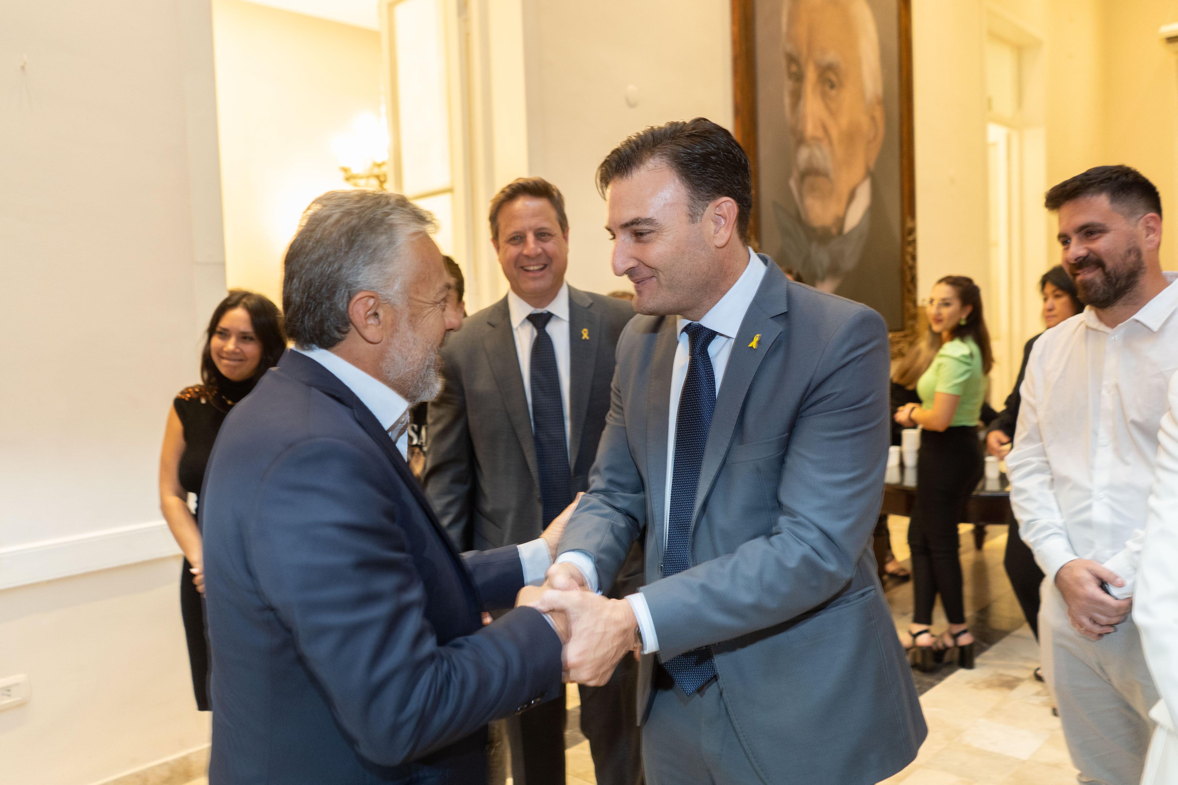 El gobernador Alfredo Cornejo y Hernan Najenson, presidente de la Asociación de Abogados Judíos de la República Argentina (AAJRA)