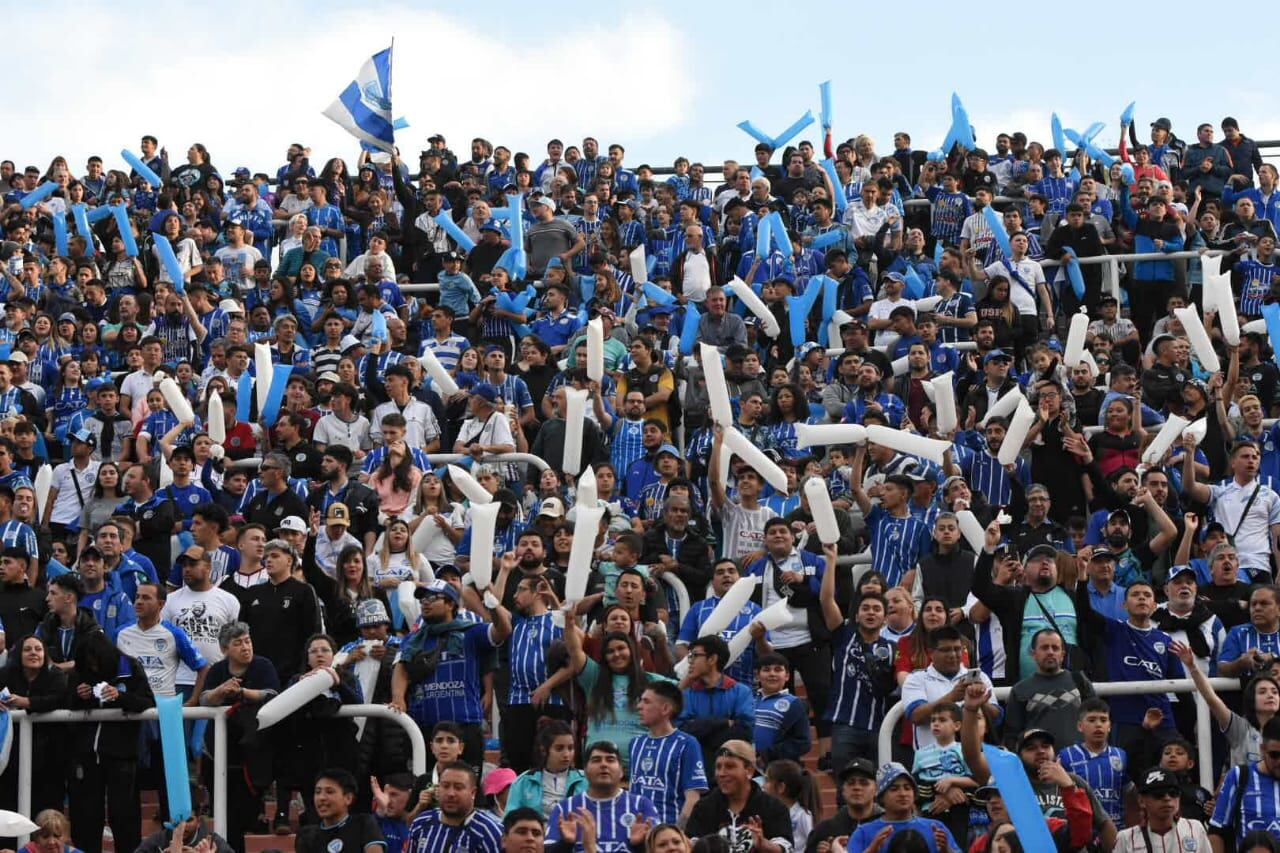 La hinchada del Tomba, a pleno en la tarde noche del Malvinas. / Mariana Villa