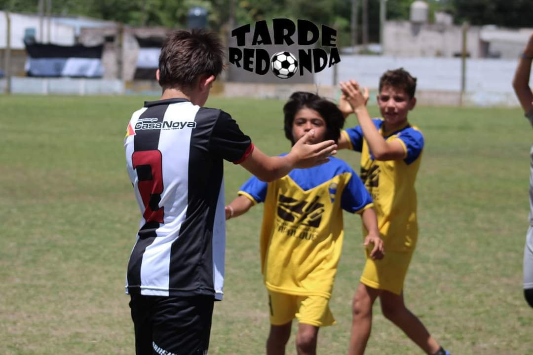 Un nene perdió a su mamá y le dedicó un tierno mensaje en pleno partido de fútbol. Gentileza Tarde Redonda