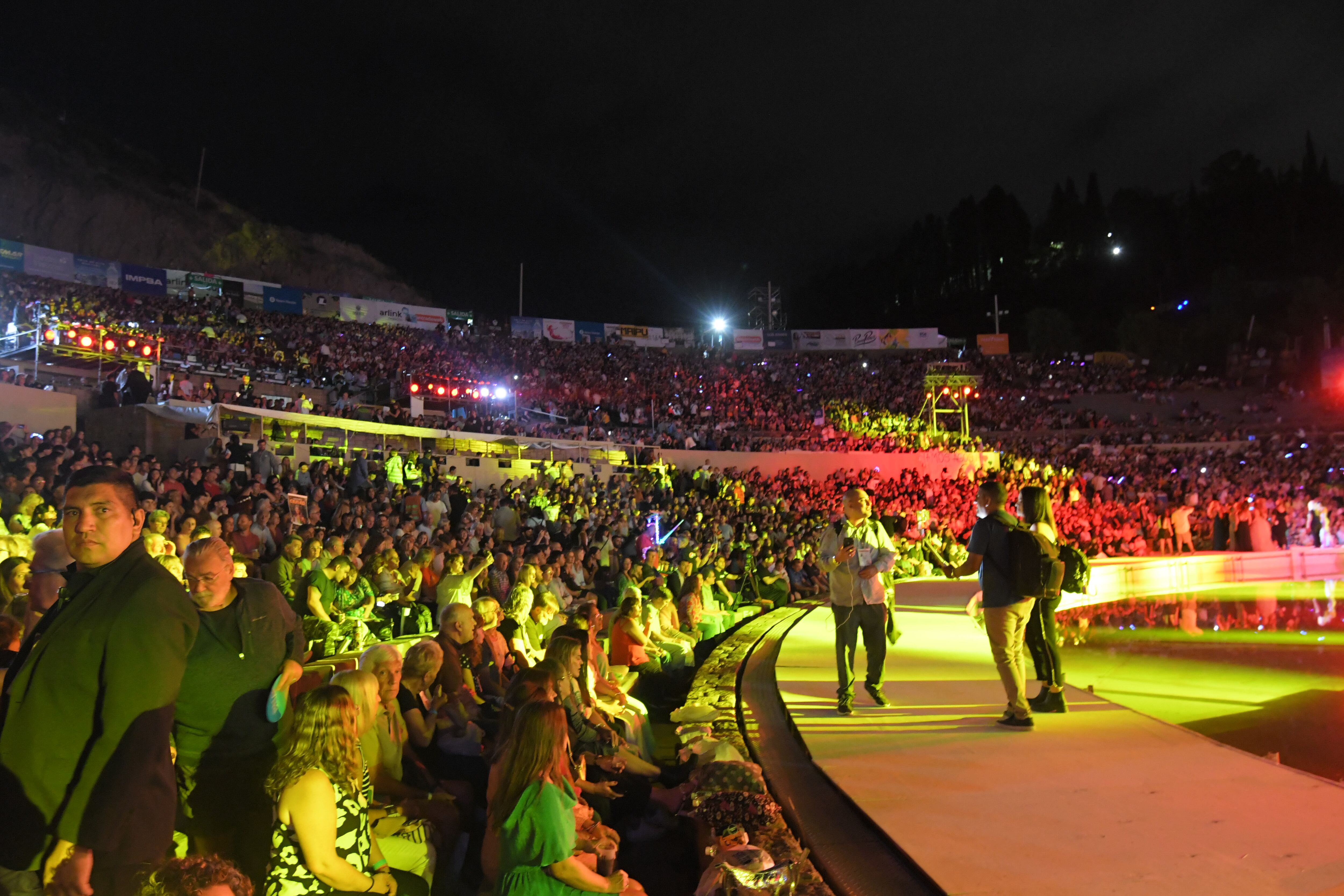 Color, hinchadas y pancartas del público en las gradas del teatro griego Frank Romero Day en el Acto Central de la Fiesta Nacional de la Vendimia 2024. Foto: Marcelo Rolland / Los Andes