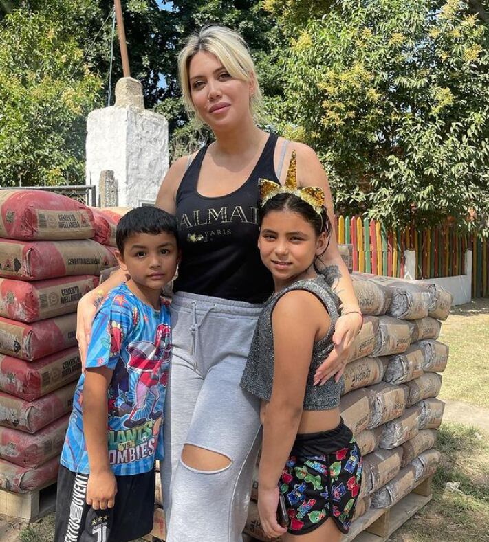 Wanda Nara con dos de los hermanos de Joaquín Nahuel