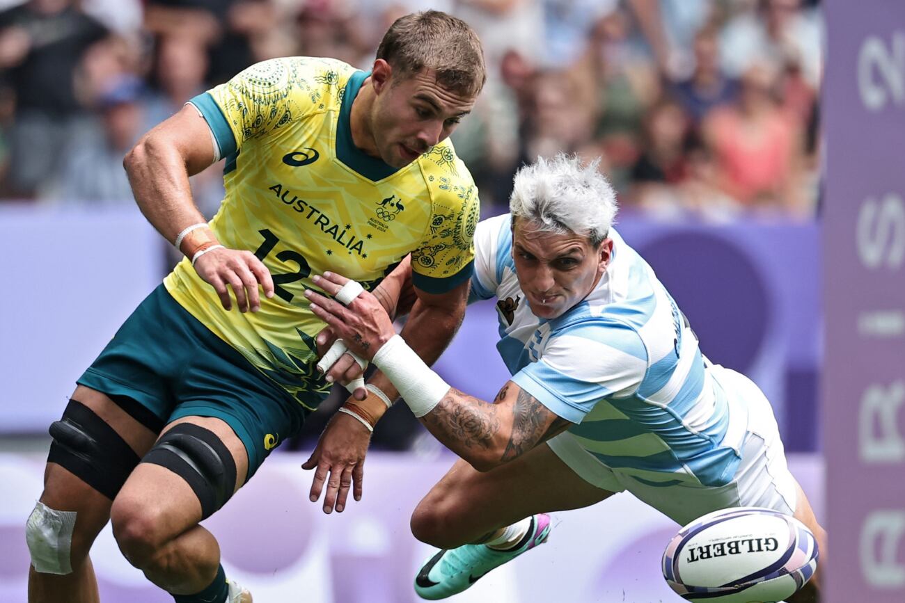 Saint-denis (France), 25/07/2024.- Nathan Lawson of Australia (L) and Luciano Gonzalez of Argentina (R) in acton during the Men Pool B match Argentina against Australia of the Rugby Sevens competitions in the Paris 2024 Olympic Games, at the Stade de France in Saint Denis, France, 25 July 2024. (Francia) EFE/EPA/CHRISTOPHE PETIT TESSON