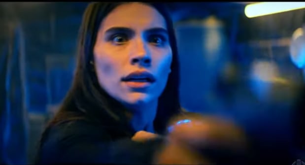 Eva De Domicini en la escena del tráiler Cosmic Sin