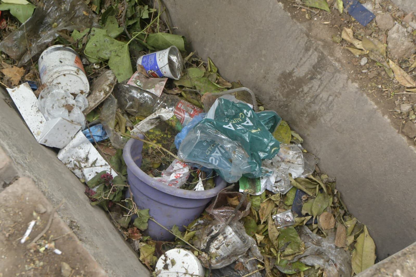 La basura se acumula hasta en las acequias. Foto: Orlando Pelichotti