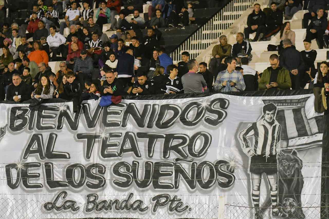 Pese al viento, el feriado y la hora, la hinchada del Lobo volvió acompañar al equipo, que les regaló un nuevo triunfo de local. 
Foto: José Gutierrez / Los Andes 