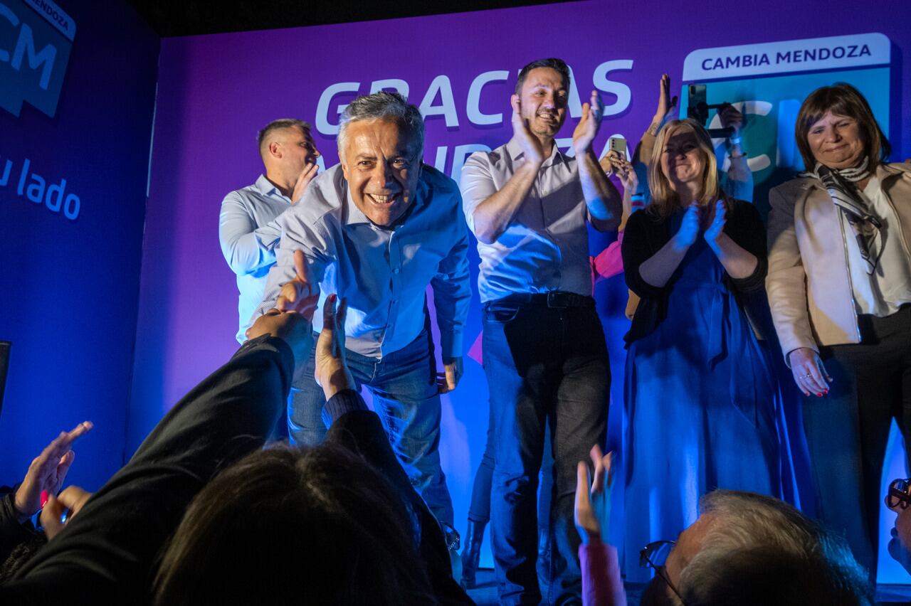 Búnker Cambia Mendoza 
El frente Cambia Mendoza vive un clima de optimismo, Alfredo Cornejo es el gobernador electo y Hebe Casado la vicegobernadora, le sacaron mas 10 puntos a Omar De March.i 

Foto: Ignacio Blanco / Los Andes 
