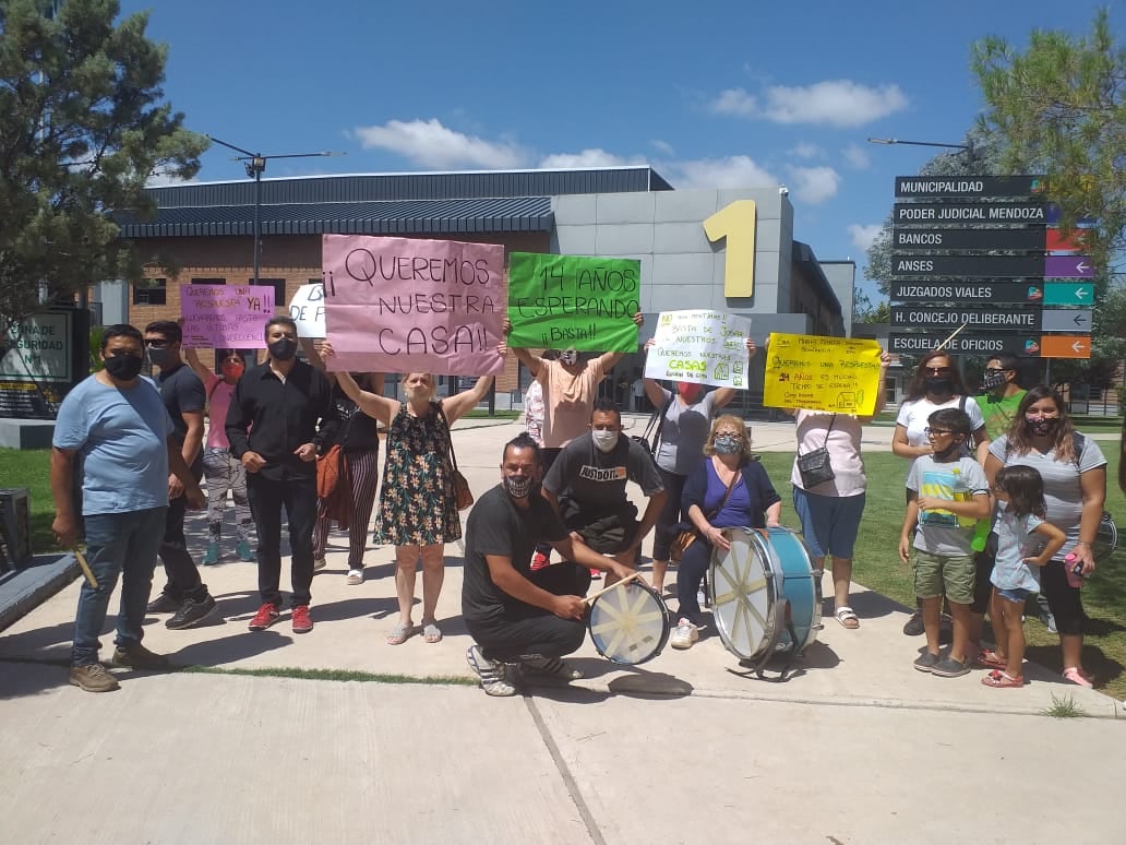 Los vecinos también se dirigieron a la Municipalidad de Luján de Cuyo, donde exigieron definiciones.