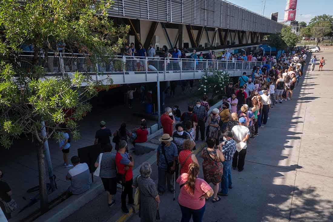 En la terminal de omnibus de Mendoza, se formaron largas filas y horas de espera para renovar el abono Sube por discapacidad 
De acuerdo al testimonio de las personas allí presentes, la demora es de más de tres horas. Foto: Ignacio Blanco