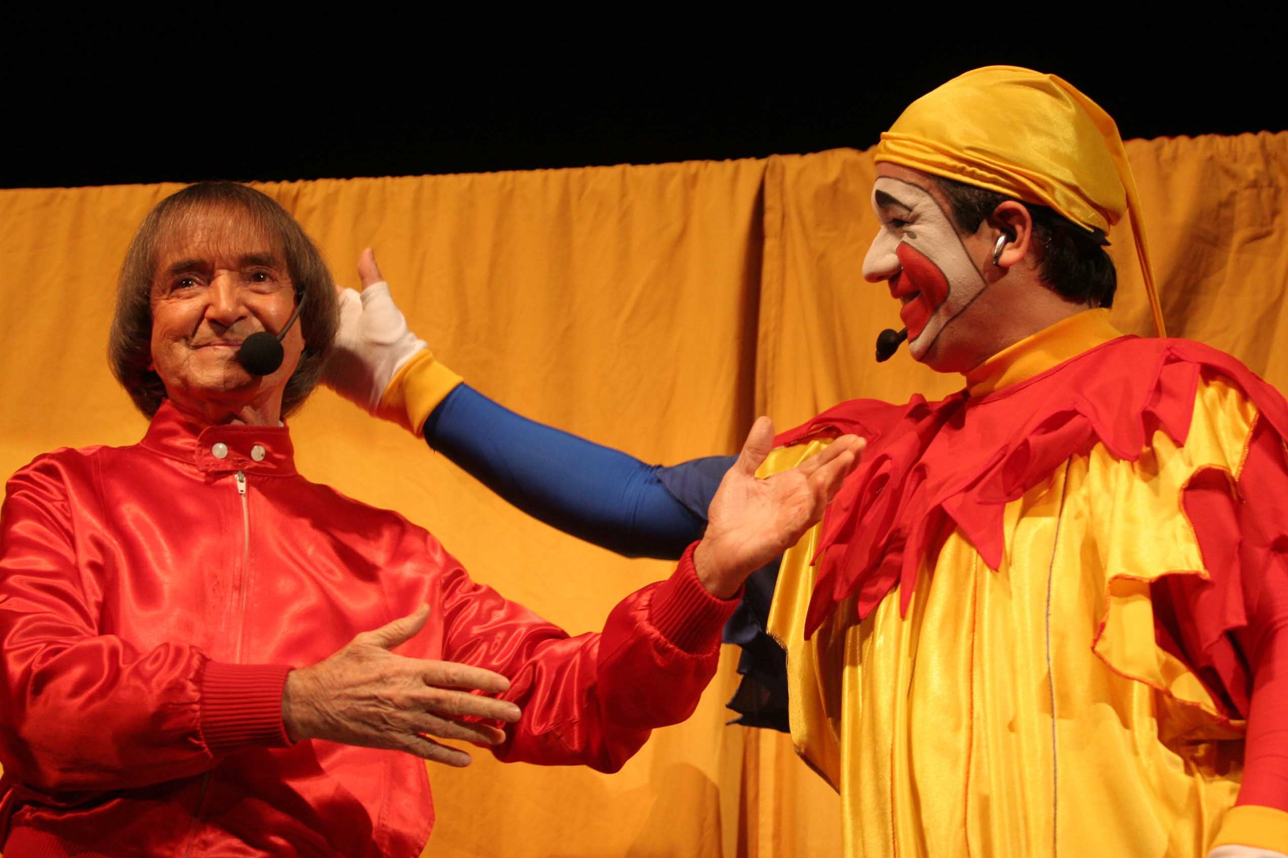 Julio de 2006 - El payaso Piñon Fijo actuó junto al legendario Carlitos Balá de 81 años ante un público repleto de niños y adultos en el Auditorio Angel Bustelo 
Foto: Claudio Gutierrez / Los Andes