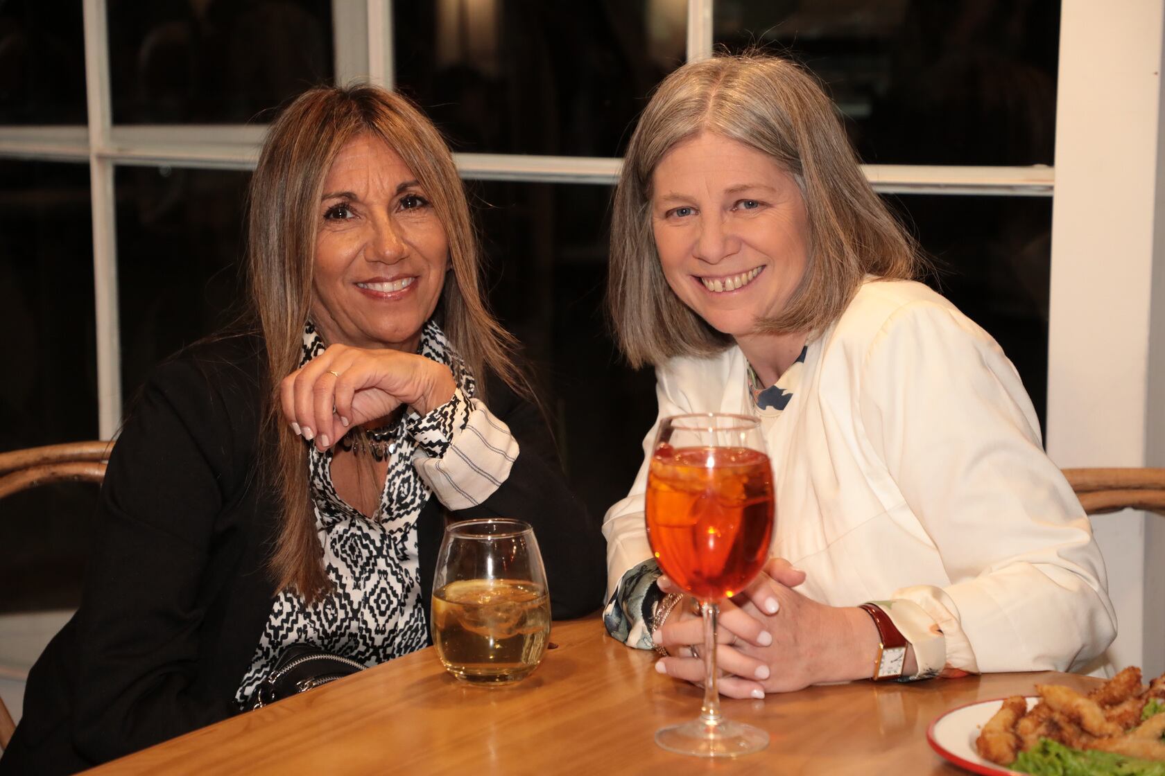 Cecilia Stella y Carina Montoro, degustando tragos y deliciosos camarones apanados