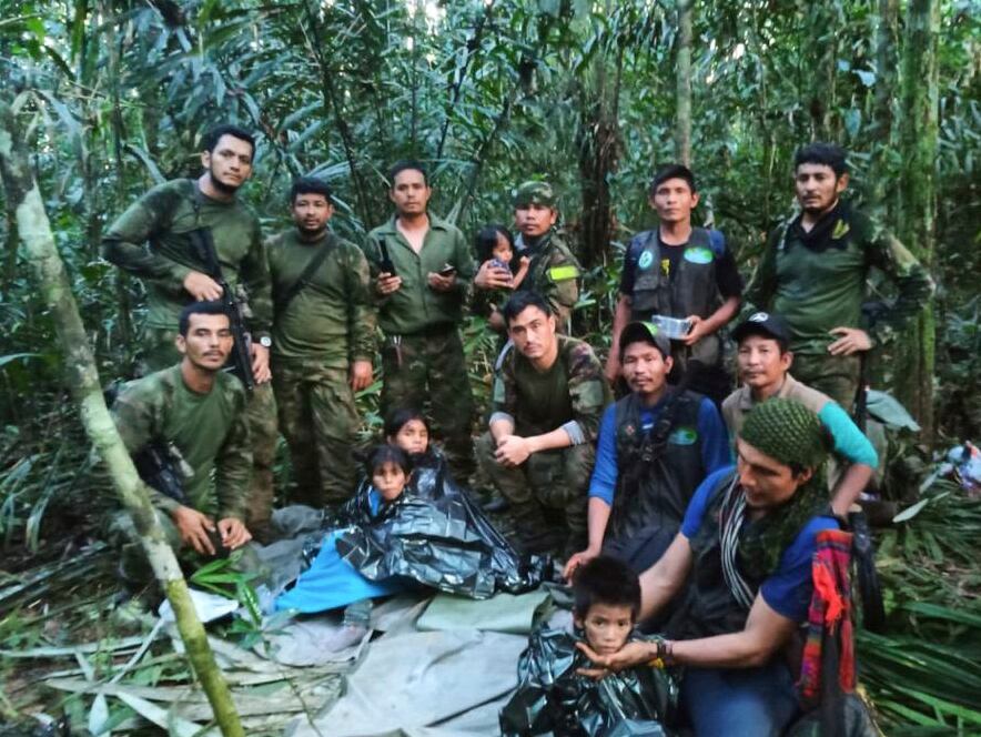 En esta foto difundida por la Oficina de Prensa de las Fuerzas Armadas de Colombia soldados e indígenas posan con los cuatro hermanos que llevaban 40 días desaparecidos en la selva de Solano, estado de Caquetá, Colombia, el viernes 9 de junio de 2023. (Oficina de Prensa de las Fuerzas Armadas de Colombia)