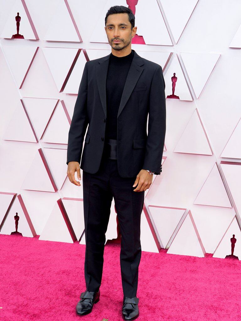 Riz Ahmed en un traje de Prada