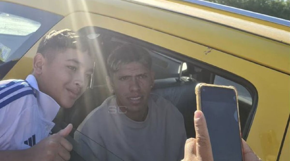 La llegada del delantero chileno no pasó desapercibida, ya que el jugador arribó al predio en un taxi, sentado en los asientos traseros. (Foto: Sport Center)