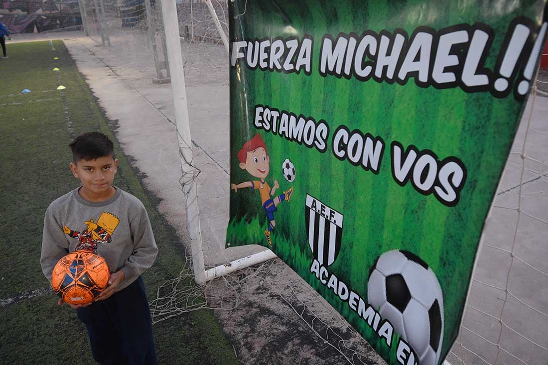 Los compañeros de Michael en Academia Enzo y las otras escuelitas que participan del torneo Futuros Cracks están juntando mercadería para ayudar al niño y su familia.