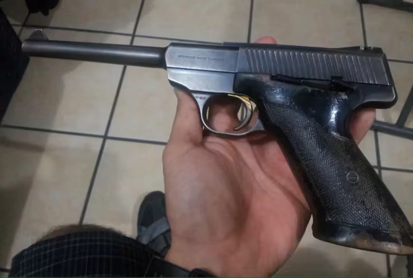 La pistola que llevó el alumno a la escuela. Foto: Policía de la Ciudad.