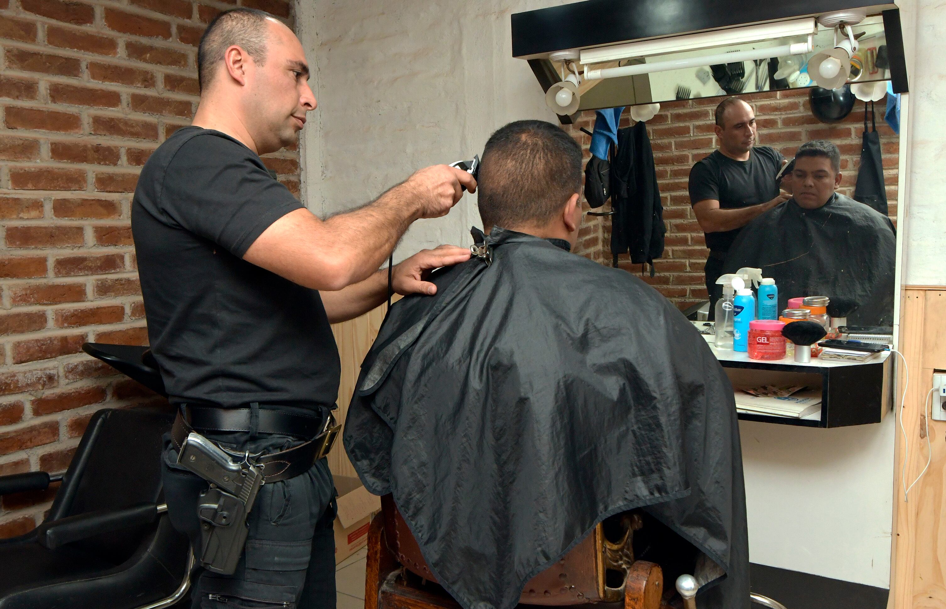 En la base cuentan con una sala de peluquería. Foto: Orlando Pelichotti / Los Andes