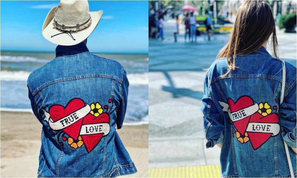 Abel Pintos y Mora Calabrese luciendo la misma campera de jean que dice "true love".