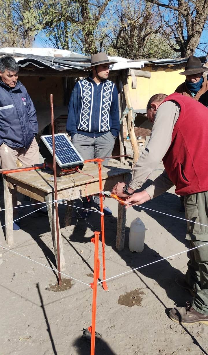 Los técnicos del INTA explican como es la instalación y funcionamiento de los boyeros solares.