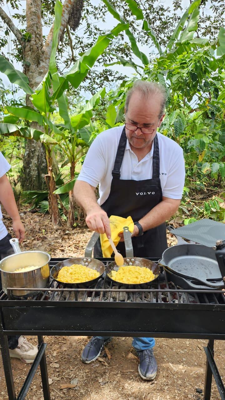 Sasson prepara un plato típico de la selva colombiana.