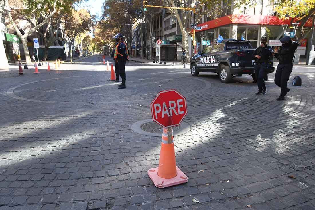 Mendocinos se manifestaron contra las nuevas restricciones del Gobierno nacional en pandemia, efectivos de la policia de Mendoza apostados en San Martin y Peatonal de Ciudad