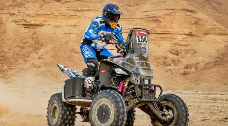 Manuel Andújar, campeón de cuatriciclos, lució el escudo de Boca en su casco durante el último Dakar.